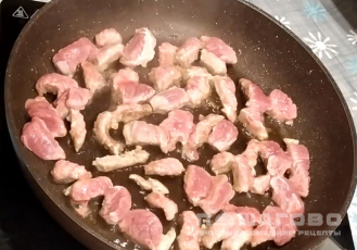 Фото приготовления рецепта: Бефстроганов из говядины со сметаной - шаг 1