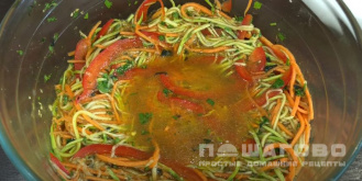 Фото приготовления рецепта: Кабачки с морковью по-корейски - шаг 11