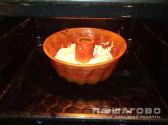 Фото приготовления рецепта: Творожная запеканка с ягодами смородины - шаг 3