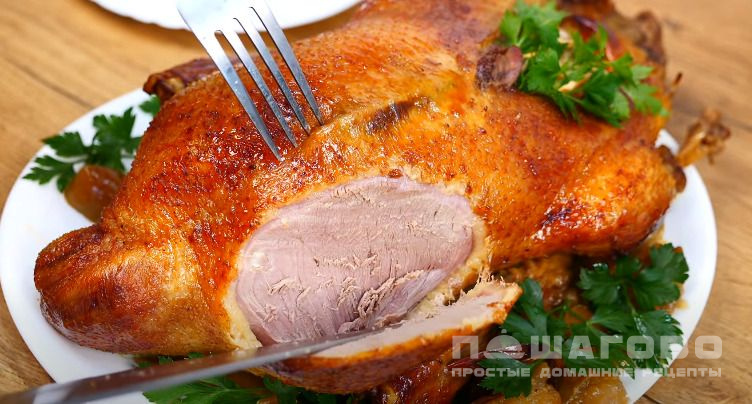 Утка, запеченная в духовке — как приготовить, чтобы мясо было мягким и сочным