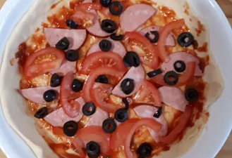 Фото приготовления рецепта: Тонкая домашняя пицца на бездрожжевом тесте - шаг 3