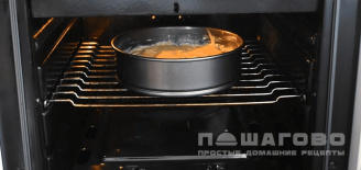 Фото приготовления рецепта: Заливной пирог с капустой на майонезе и сметане - шаг 3