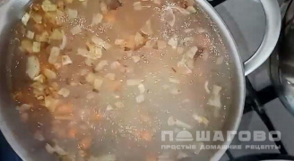 Фото приготовления рецепта: Легкий суп со щавелем и яйцом - шаг 4