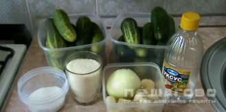 Фото приготовления рецепта: Сырой салат из огурцов на зиму - шаг 1