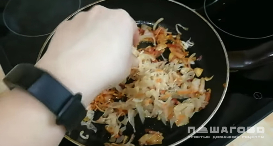 Фото приготовления рецепта: Бигус из квашеной капусты (без мяса) - шаг 4