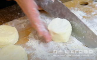 Фото приготовления рецепта: Пышные сырники из творога с мукой - шаг 5