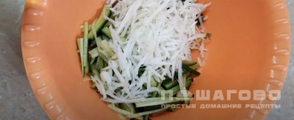 Фото приготовления рецепта: Салат с дайконом и огурцом - шаг 4