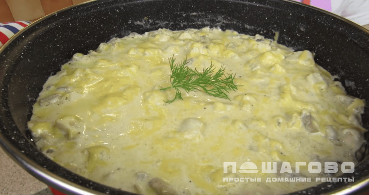 Жульен с курицей и грибами на сковороде