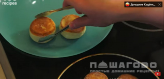 Фото приготовления рецепта: Домашние сырники с манкой - шаг 7