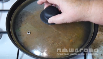 Фото приготовления рецепта: Рассыпчатая гречка, сваренная в сковороде - шаг 5