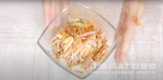 Фото приготовления рецепта: Салат с корейской морковью и сухарями - шаг 4