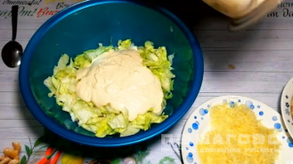 Фото приготовления рецепта: Цезарь с салатом Айсберг и куриной грудкой с анчоусами - шаг 5