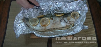 Фото приготовления рецепта: Рыба в фольге в духовке - шаг 5