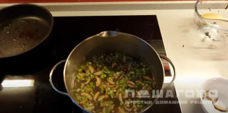 Фото приготовления рецепта: Суп кимчи с яйцом, тофу и древесными грибами моэр - шаг 8