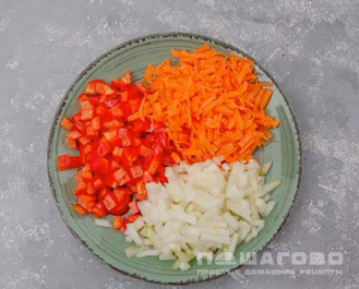 Фото приготовления рецепта: Гречневый суп с курицей и овощами - шаг 3