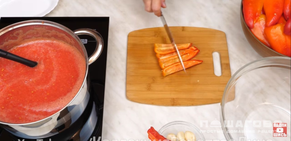 Фото приготовления рецепта: Вкусное лечо из сладкого и острого стручкового перца по-домашнему - шаг 5
