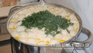 Фото приготовления рецепта: Сырный суп с пельменями - шаг 3