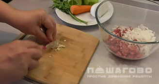 Фото приготовления рецепта: Фаршированные перцы на сковороде - шаг 2