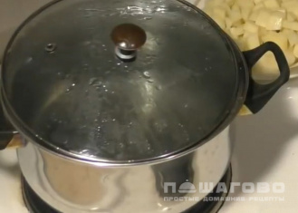 Фото приготовления рецепта: Суп с фрикадельками и рисом - шаг 1