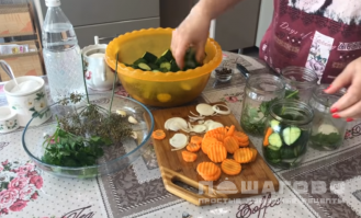 Фото приготовления рецепта: Огурцы по-еврейски на зиму - шаг 4