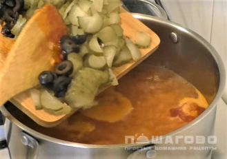 Фото приготовления рецепта: Солянка с колбасой и солеными огурцами - шаг 3