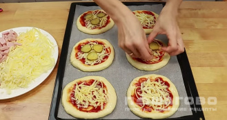 Фото приготовления рецепта: Мини-пиццы - шаг 11