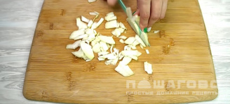 Фото приготовления рецепта: Салат из ананасов с сыром и чесноком - шаг 4