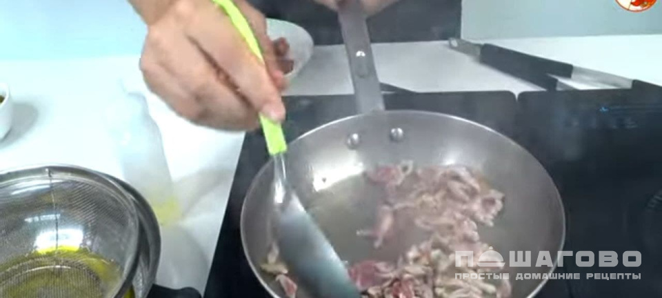 Фото приготовления рецепта: Салат со свининой и кукурузой - шаг 3