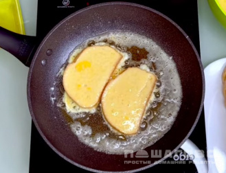 Фото приготовления рецепта: Гренки с яйцом - шаг 2