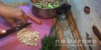 Фото приготовления рецепта: Окрошка на курином бульоне - шаг 3