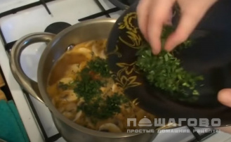 Фото приготовления рецепта: Суп с фасолью и грибами - шаг 9