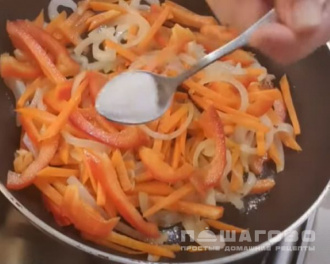 Фото приготовления рецепта: Макрурус тушеный с луком и морковью - шаг 2