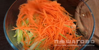 Фото приготовления рецепта: Кабачки с морковью по-корейски - шаг 4