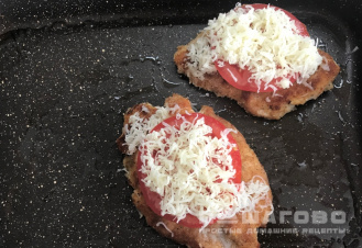 Фото приготовления рецепта: Куриный шницель с помидорами и сыром в духовке - шаг 5