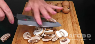 Фото приготовления рецепта: Бефстроганов с грибами - шаг 4