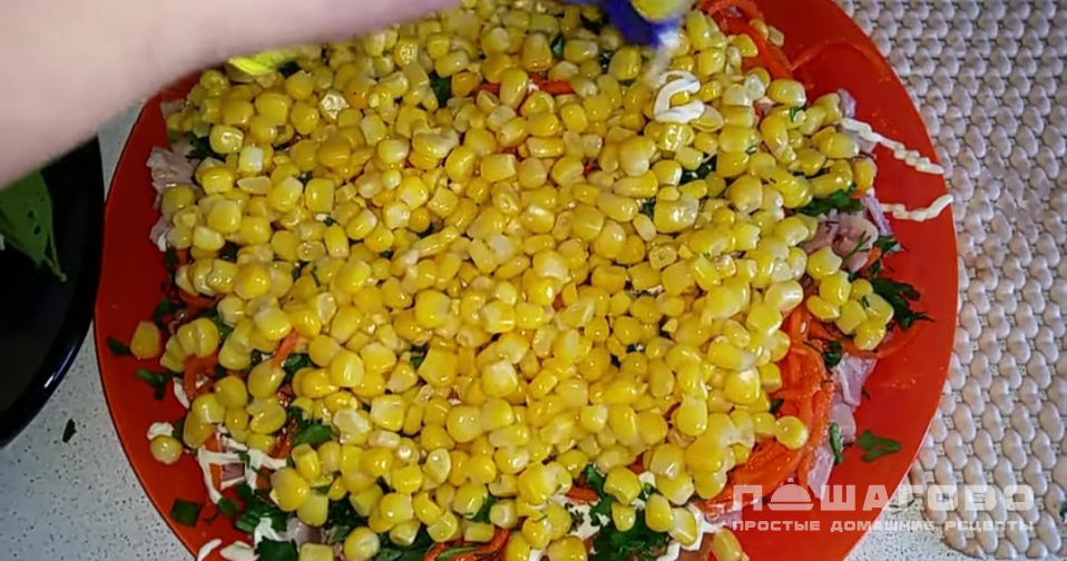 Фото приготовления рецепта: Салат с куриным копченым окорочком - шаг 4