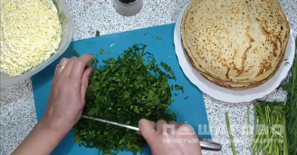 Фото приготовления рецепта: Начинка для блинов из брынзы - шаг 2