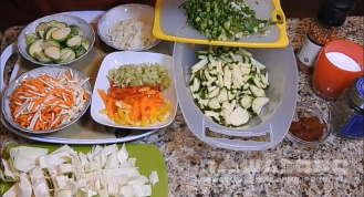 Фото приготовления рецепта: Диетическое овощное рагу - шаг 1