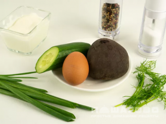 Фото приготовления рецепта: Свекольник с яйцом и огурцом - шаг 1