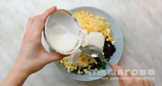 Фото приготовления рецепта: Чебуреки из лаваша с сыром на сковороде - шаг 3
