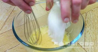 Фото приготовления рецепта: Шницель из капусты со сметаной - шаг 6