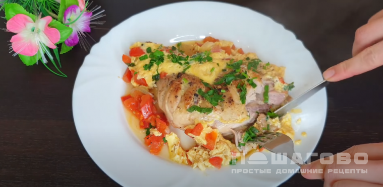 Куриные окорочка с яйцами и овощами на сковороде