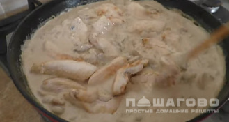 Фото приготовления рецепта: Курица с грибным соусом - шаг 6