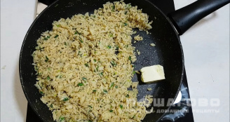 Фото приготовления рецепта: Рис жареный с яйцом - шаг 7