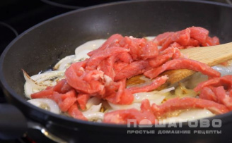 Фото приготовления рецепта: Корейский салат из картофеля с мясом (камди ча) - шаг 3