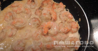 Фото приготовления рецепта: Креветки в сливочно-чесночном соусе - шаг 4
