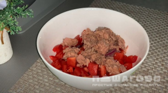 Фото приготовления рецепта: Кранч-салат с тунцом - шаг 7