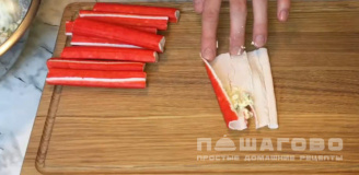 Фото приготовления рецепта: Закуска из крабовых палочек с сыром и зеленью - шаг 6