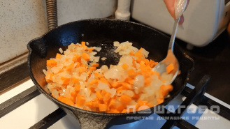 Фото приготовления рецепта: Рыбный суп из консервов горбуши с картошкой - шаг 2