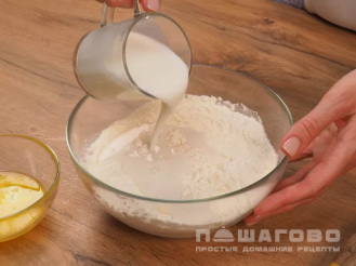 Фото приготовления рецепта: Луковые лепешки в духовке на дрожжах - шаг 3
